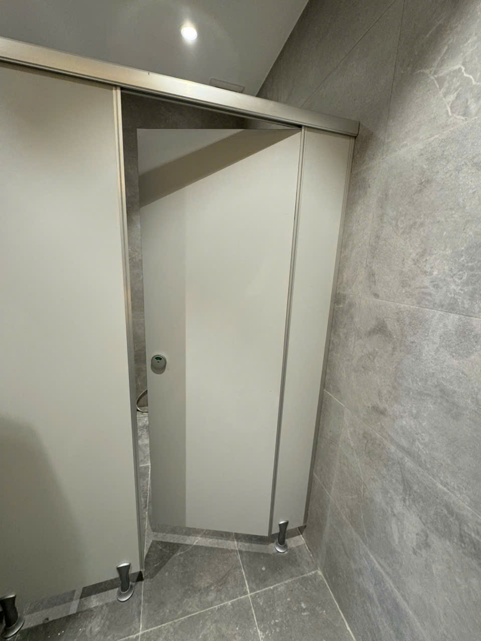 Vách ngăn vệ sinh compact công ty interlink